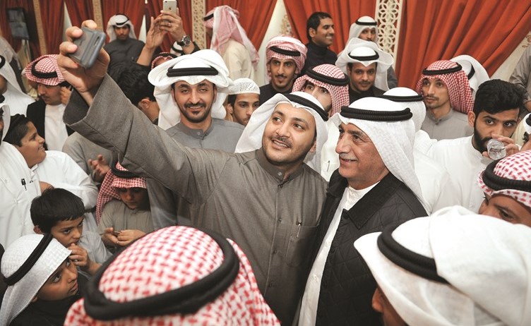 التقاط الصور مع أهالي الدائرة﻿