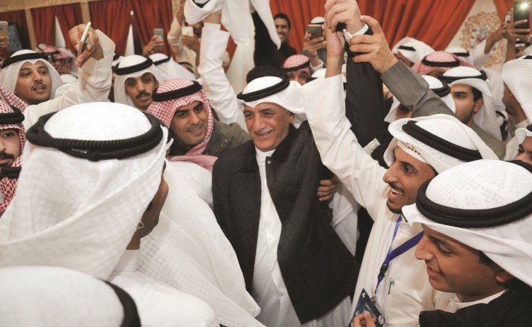 شعيب المويزري محتفلا بالفوز مع أبناء الدائرة الرابعة﻿
