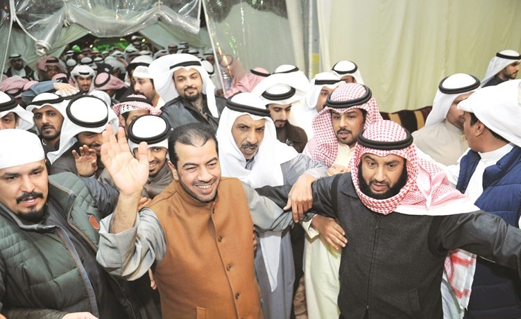 النائب علي الدقباسي يحتفل بالفوز مع ابناء دائرته﻿