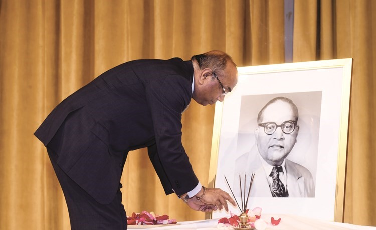السفير الهندي لدى البلاد سونيل جين يضع الورود أمام صورة باب صاحب ﻿