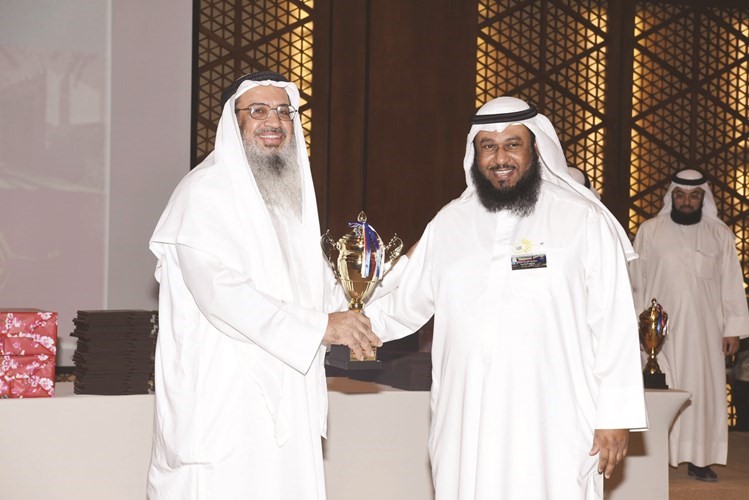 المسباح يكرم د.محمد الراشد	(احمد علي)﻿
