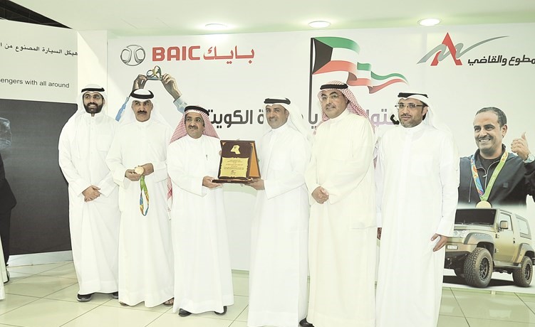 عمر القاضي مكرما البطلين فهيد الديحاني وعبدالله الرشيدي				(زين علام)﻿