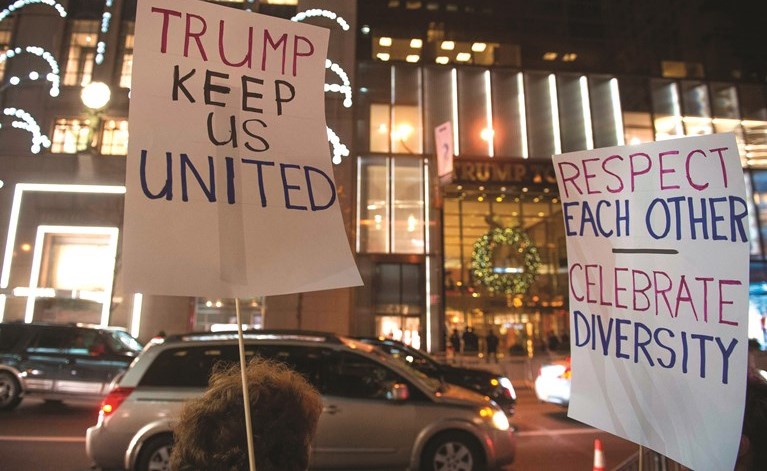 مؤيدون لترامب يرفعون لافتات داعمة له أمام برجه في نيويورك امس الاول	(أ.ف.پ) ﻿