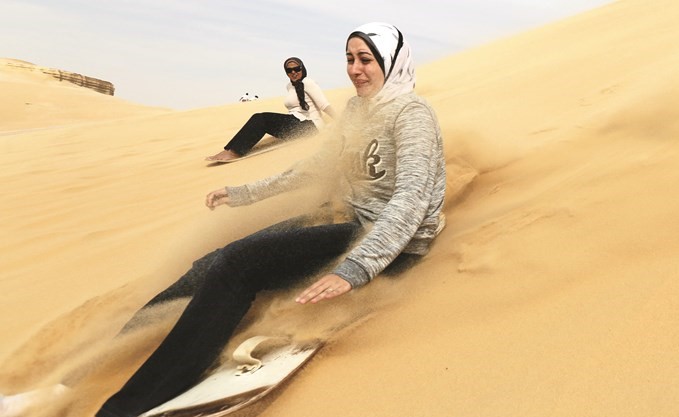 التزلج على الرمال وصولاً للمياه.. جديد مغامري الصحراء بالفيوم