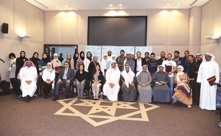 د.أحمد الشطي متوسطا الشباب المكرمين والمشاركين خلال البرنامج التثقيفي	(ريليش كومار)﻿