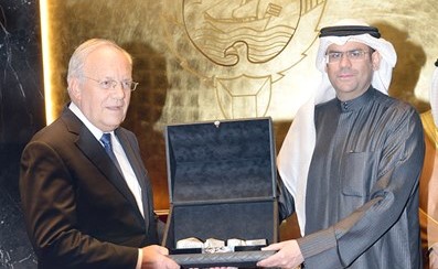 عبدالعزيز إسحق يقدم هدية تذكارية إلى الرئيس يوهان شنايدير أمان ﻿