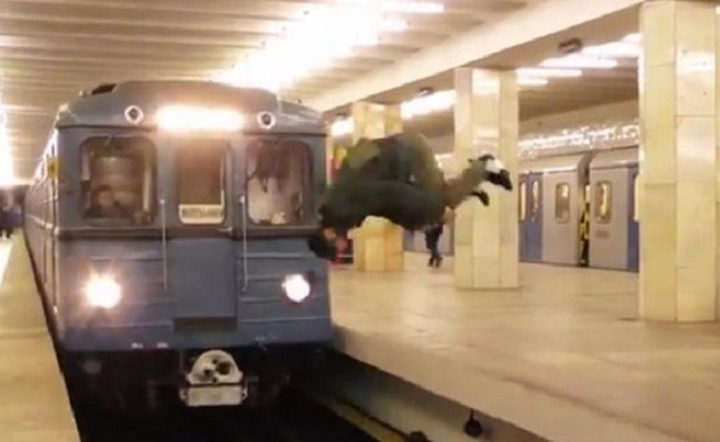 بالفيديو.. الشاب الذي يتحدى القطارات أن تصدمه وهو يتطاير أمامها