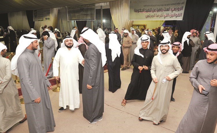 أبناء الدائرة الثانية في مقر د. عودة الرويعي﻿