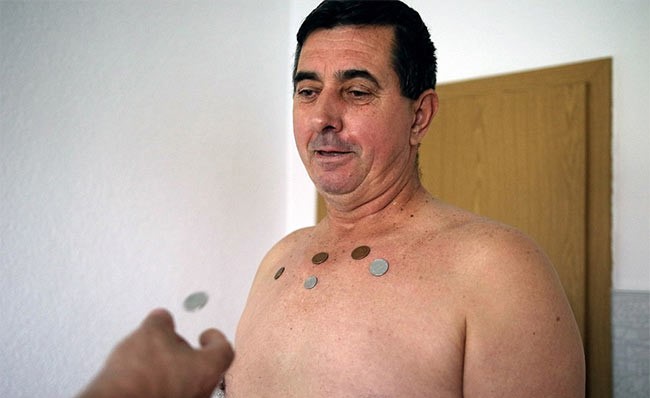بالصور.. "الرجل المغناطيس" يظهر في البوسنة والهرسك