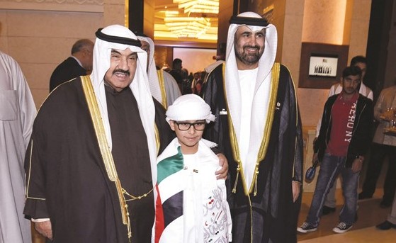 سمو الشيخ ناصر المحمد مباركا للسفير الإماراتي رحمة الزعابي ﻿