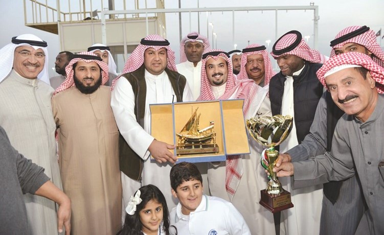 الشيخ عبدالله السلمان يسلم الكأس للفائز ﻿