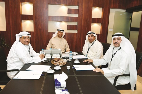 الزملاء سكرتير تحرير الشؤون البرلمانية حسين الرمضان وموسى ابو طفرة وعبدالعزيز الفضلي مع جاسم بو حمد	(قاسم باشا)﻿
