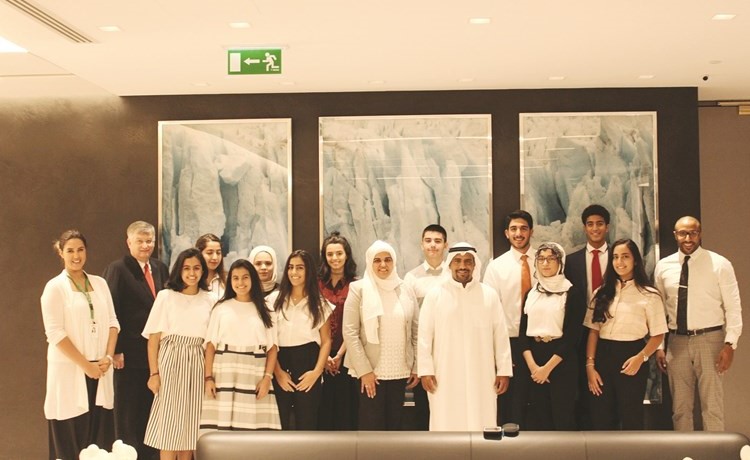  أعضاء لجنة الحكام في مسابقة برنامج الشركة بالكويت في صورة جماعية مع طلاب المسابقة الاقليمية﻿