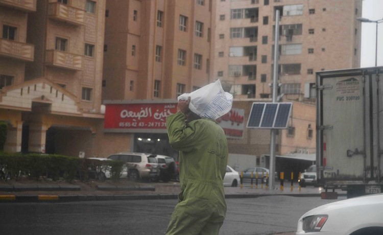أحد المارة يقي رأسه من الأمطار	(قاسم باشا)﻿