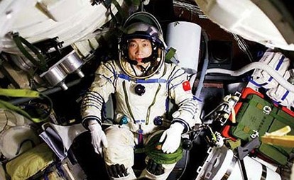 أول رائد فضاء صيني يكشف عن تجربة غريبة حدثت معه