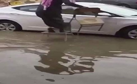 بالفيديو.. حيلة معلم سعودي تنقذه من "مياه الأمطار" للوصول إلى سيارته