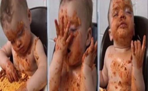 فيديو طريف.. شاهد ماذا حدث لطفلة غلبها النعاس أثناء تناولها السباغيتي