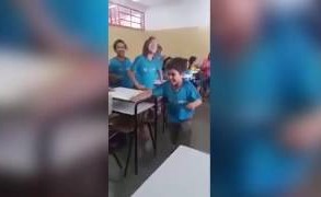 بالفيديو.. طفل مصاب بالشلل يمشي بفضل زملائه في الصف