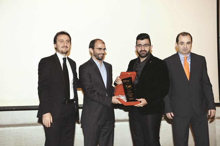 تكريم بنك الخليج ويتسلم الجائزة مهدي باقر ﻿