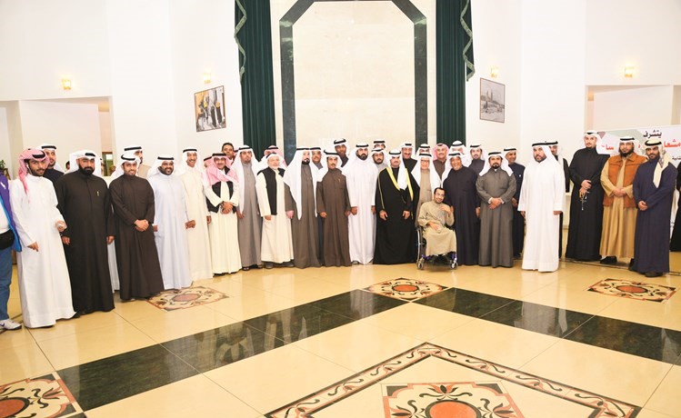 الشيخ مشعل المالك متوسطا الحضور بالحفل في لقطة جماعية																				(شانافاس قاسم)﻿