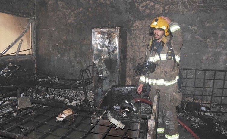 رجل اطفاء بعد اخماد حريق قرطبة﻿