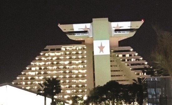 معالم الدوحة مضاءة بألوان علم الثورة السورية﻿
