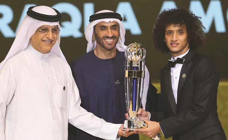عمر عبدالرحمن يتسلم جائزة أفضل لاعب من الشيخ سلمان بن ابراهيم﻿