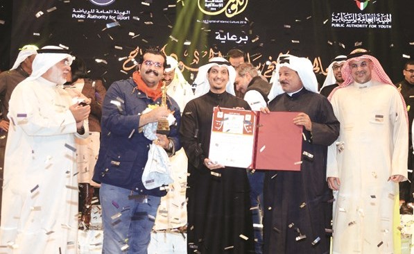 احمد السلمان وعبدالعزيز النصار أثناء تسلم جائزة عطسة أفضل عرض متكامل﻿