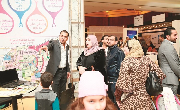 عملاء يستمعون إلي شرح لأحد المشاريع المشاركة في المعرض﻿