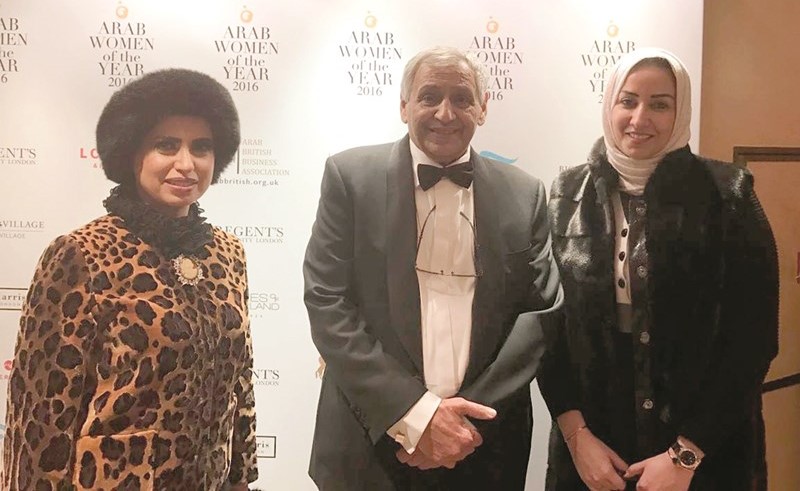 عميد السلك الديبلوماسي سفيرنا لدى المملكة المتحدة خالد الدويسان يتوسط الشيخة أمنية عبدالله المبارك والمصممة الكويتية منتهى العجيل ﻿