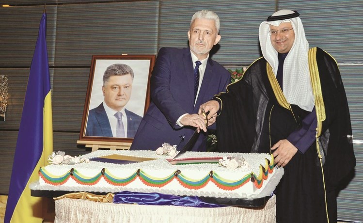 د.علي العبيدي يقطع كعكة الاحتفال مع السفير الأوكراني	 (شانافاس قاسم)﻿