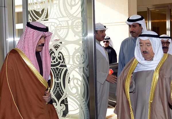 صاحب السمو الأمير الشيخ صباح الأحمد خلال مغادرته إلى أبو ظبي وفي وداعه سمو ولي العهد الشيخ نواف الأحمد