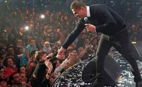 الرد الأول من عمرو دياب حول منع المحجبات من حضور حفله!