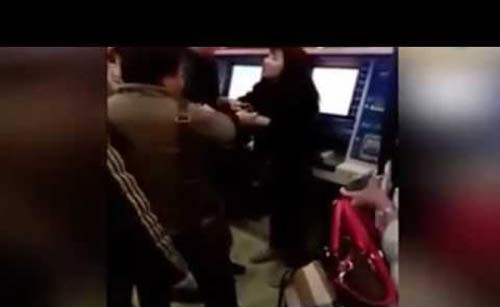 بالفيديو..لن تصدقوا ماذا فعل رجل مع امرأة تخطت الطابور بمحطة المترو!