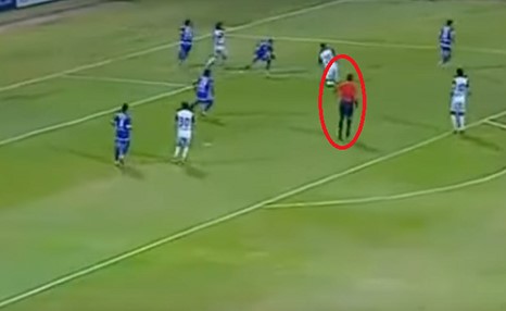 بالفيديو.. حكم يسجل هدفا تاريخيا في الدوري المصري!
