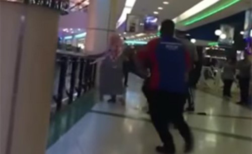 بالفيديو.. سعودي يحاول إلقاء شاب من الدور الثالث بمول تجاري لتحرشه بزوجته