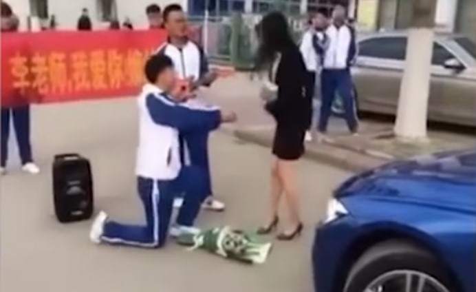 بالفيديو.. طالب يخطب معلمته.. فماذا كانت ردة فعلها؟