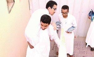 طلاب ثانوية في السعودية درجوا على حمل زميلهم المعاق على أكتافهم طوال 3 سنوات