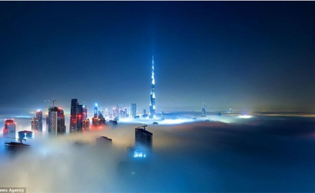 طيار بـ"الخطوط القطرية" يلتقط صوراً مذهلة لـ"دبي" ليلاً من ارتفاع يزيد على 10 آلاف متر