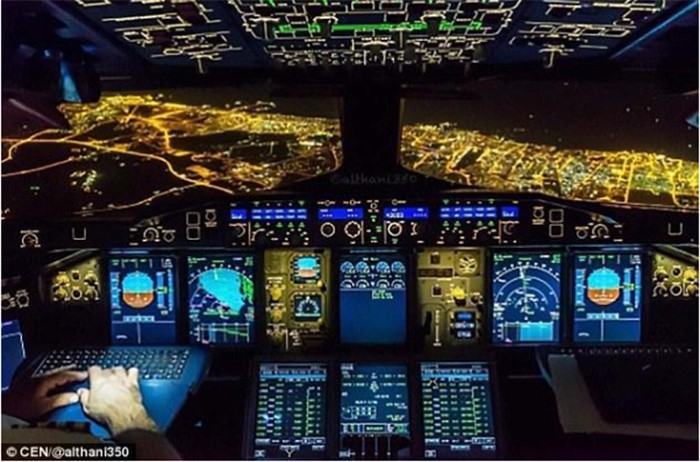 طيار بـ"الخطوط القطرية" يلتقط صوراً مذهلة لـ"دبي" ليلاً من ارتفاع يزيد على 10 آلاف متر