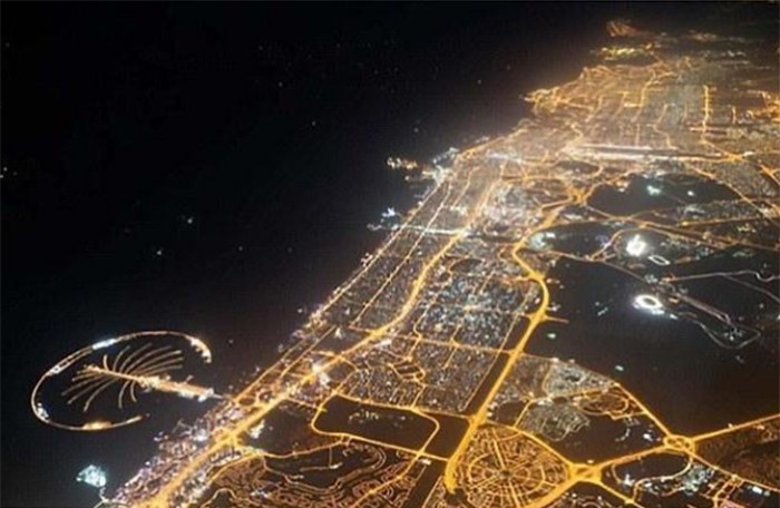 طيار بـ"الخطوط القطرية" يلتقط صوراً مذهلة لـ"دبي" ليلاً من ارتفاع يزيد على 10 آلاف متر