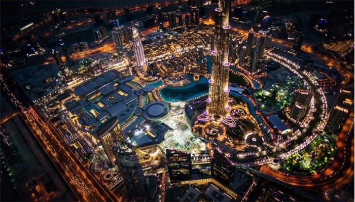 طيار بـ"الخطوط القطرية" يلتقط صوراً مذهلة لـ"دبي" ليلاً من ارتفاع يزيد على 10 آلاف متر