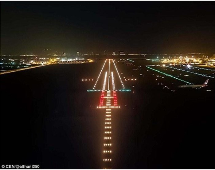 طيار بـ"الخطوط القطرية" يلتقط صوراً مذهلة لـ"دبي" ليلاً من ارتفاع يزيد على 10 آلاف متر