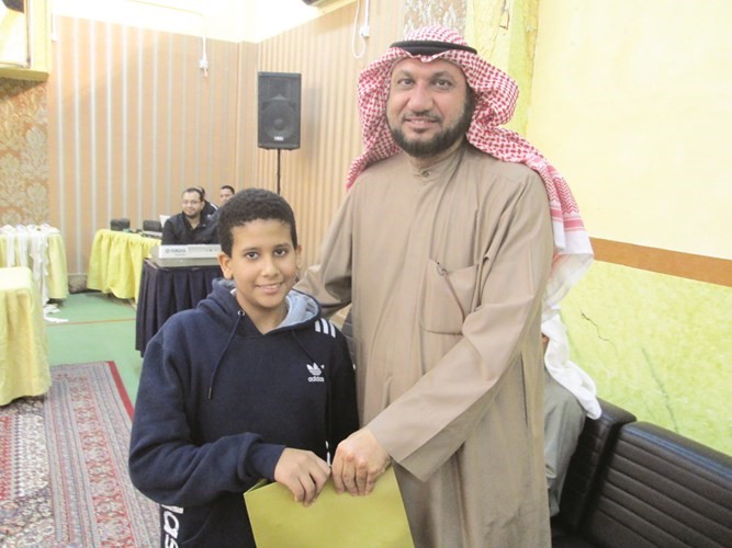 بدر الشراح يكرم احد الطلبة﻿