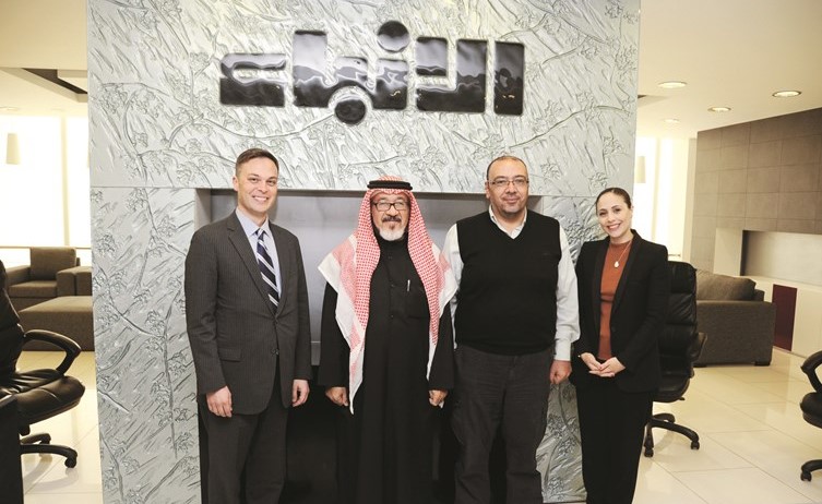 القنصل الأميركي تيم بونسي ومستشار الادارة العامة الزميل يوسف عبدالرحمن ورشا البديري وأسامة دياب 	(هاني الشمري)﻿