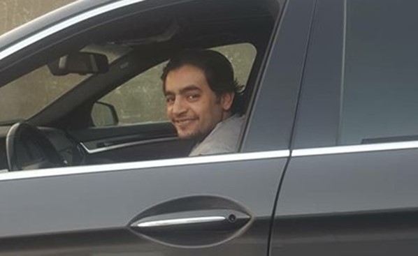 هاني سلامة يستجيب لطلب معجبة بتصويره في سيارته الفارهة