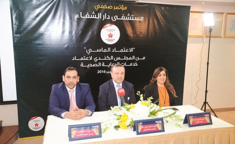 أحمد نصرالله ود.يوسف الظفيري وفريال سيد خلال المؤتمر الصحافي ﻿