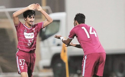 لاعب النصر يوسف الرشيدي يحتفل بهدفه مع زميله محمد خالد 	(الأزرق.كوم) ﻿