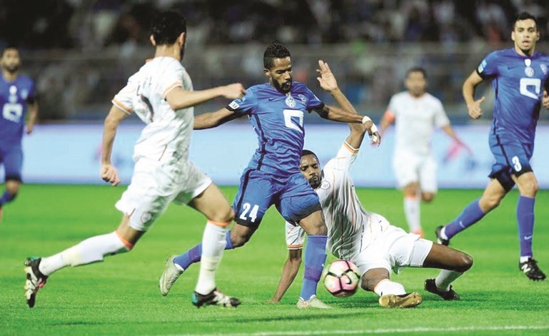لاعب الهلال نواف العابد يحاول تسديد الكرة نحو مرمى الشباب ﻿