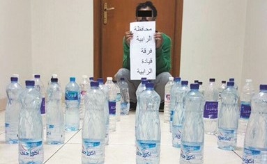الهندي وامامه الخمور المحلية﻿